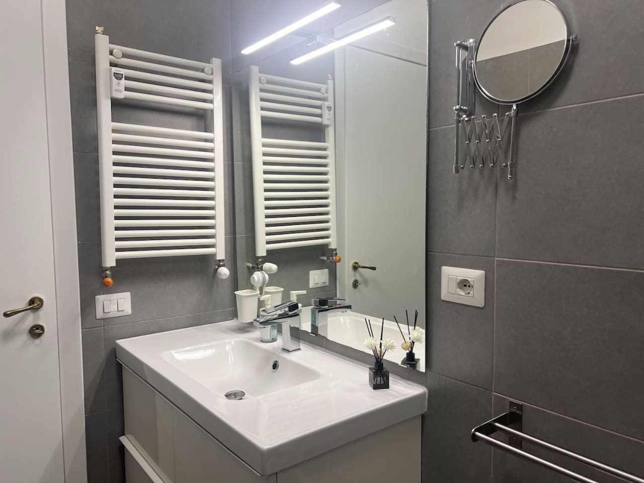 Modern Apartment In Monteverde Рим Экстерьер фото